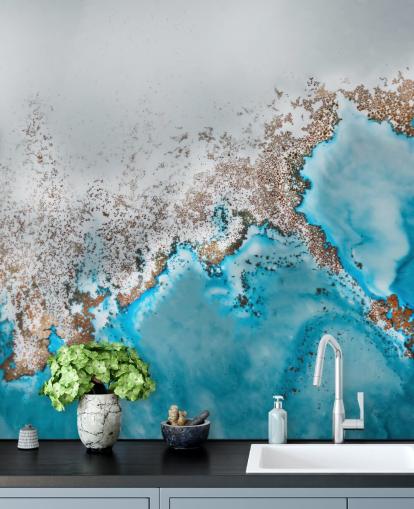 Personalisierbares abstraktes Wandbild in Hellblau, Grau und Gold namens Oasis Exploring von Petra Meikle de Vlas