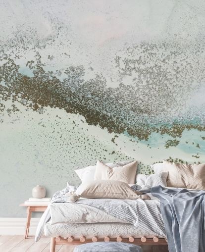 lichtblauwe en gouden aanpasbare abstracte muurschildering genaamd Shallow Pass van Petra Meikle de Vlas