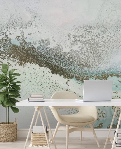 murale astratto personalizzabile blu chiaro e oro chiamato Shallow Pass di Petra Meikle de Vlas