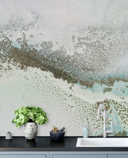 lichtblauwe en gouden aanpasbare abstracte muurschildering genaamd Shallow Pass van Petra Meikle de Vlas