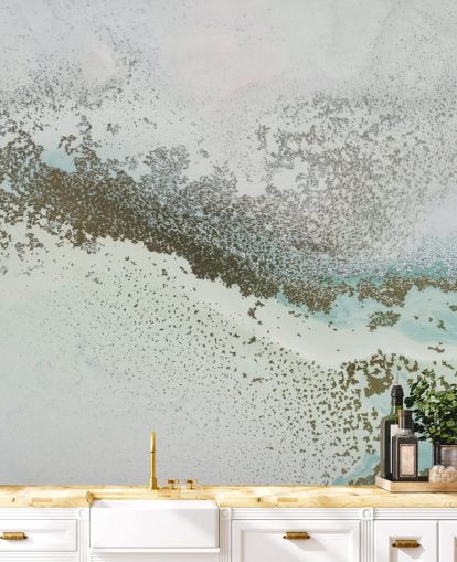 murale astratto personalizzabile blu chiaro e oro chiamato Shallow Pass di Petra Meikle de Vlas