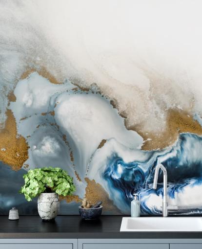 vit, grå och guld anpassningsbar abstrakt väggmålning kallad Swirl av Petra Meikle de Vlas vit, grå och guld anpassningsbar abstrakt väggmålning kallad Swirl av Petra Meikle de Vlas