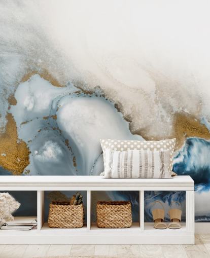 murale astratto personalizzabile bianco, grigio e oro chiamato Swirl di Petra Meikle de Vlas