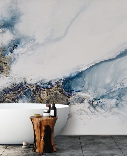 murale astratto personalizzato bianco, blu e oro chiamato Transcending di Petra Meikle de Vlas per camere da letto, cucine e bagni