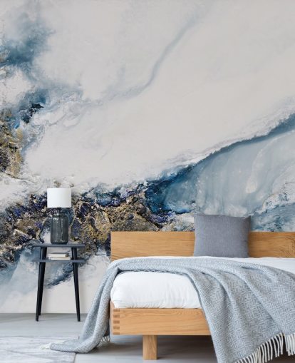 witte, blauwe en gouden abstracte muurschildering op maat genaamd Transcending van Petra Meikle de Vlas voor slaapkamers, keukens en badkamers witte, blauwe en gouden abstracte muurschildering op maat genaamd Transcending van Petra Meikle de Vlas voor slaapkamers, keukens en badkamers