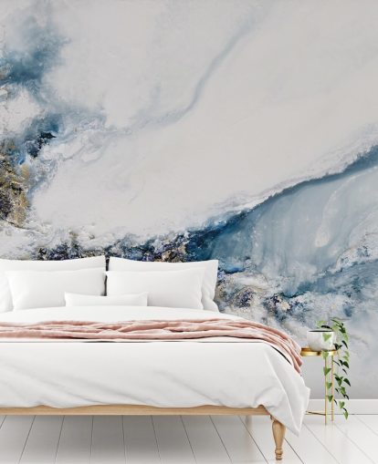 mural de pared abstracto personalizado blanco, azul y dorado llamado Transcending de Petra Meikle de Vlas para dormitorios, cocinas y baños