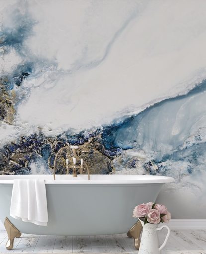 witte, blauwe en gouden abstracte muurschildering op maat genaamd Transcending van Petra Meikle de Vlas voor slaapkamers, keukens en badkamers