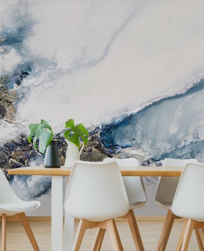 mural de parede abstrato personalizado branco, azul e dourado chamado Transcending de Petra Meikle de Vlas para quartos, cozinhas e banheiros