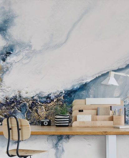 fresque murale abstraite personnalisée blanche, bleue et dorée appelée Transcending de Petra Meikle de Vlas pour les chambres, les cuisines et les salles de bain