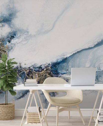 mural de pared abstracto personalizado blanco, azul y dorado llamado Transcending de Petra Meikle de Vlas para dormitorios, cocinas y baños