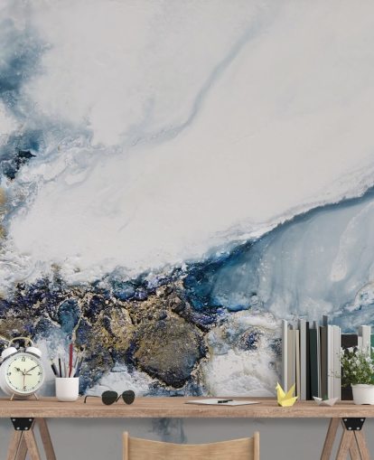 murale astratto personalizzato bianco, blu e oro chiamato Transcending di Petra Meikle de Vlas per camere da letto, cucine e bagni