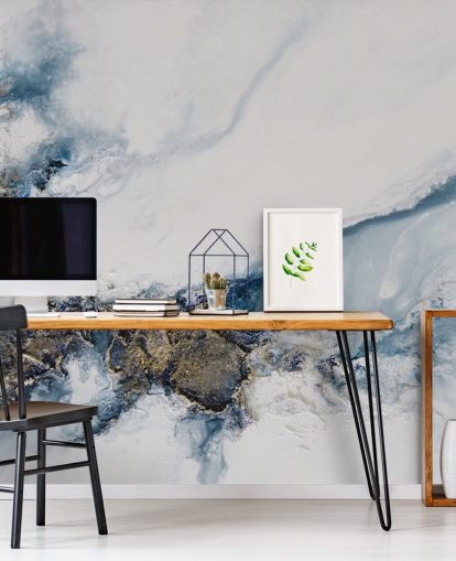 witte, blauwe en gouden abstracte muurschildering op maat genaamd Transcending van Petra Meikle de Vlas voor slaapkamers, keukens en badkamers