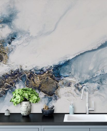 mural de parede abstrato personalizado branco, azul e dourado chamado Transcending de Petra Meikle de Vlas para quartos, cozinhas e banheiros