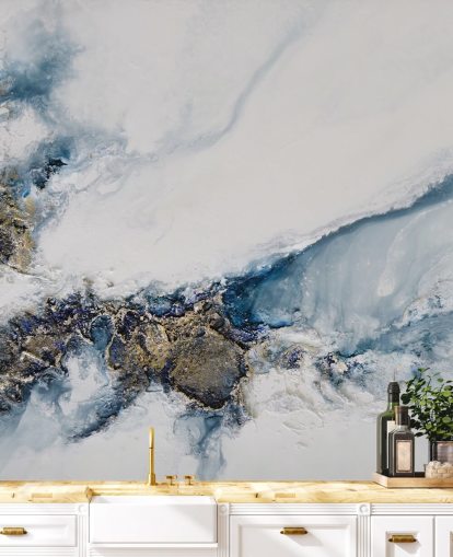 fresque murale abstraite personnalisée blanche, bleue et dorée appelée Transcending de Petra Meikle de Vlas pour les chambres, les cuisines et les salles de bain