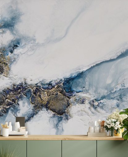 mural de parede abstrato personalizado branco, azul e dourado chamado Transcending de Petra Meikle de Vlas para quartos, cozinhas e banheiros