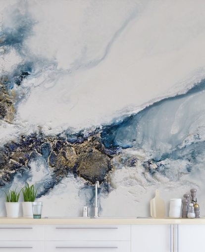 murale astratto personalizzato bianco, blu e oro chiamato Transcending di Petra Meikle de Vlas per camere da letto, cucine e bagni