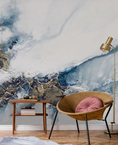 witte, blauwe en gouden abstracte muurschildering op maat genaamd Transcending van Petra Meikle de Vlas voor slaapkamers, keukens en badkamers