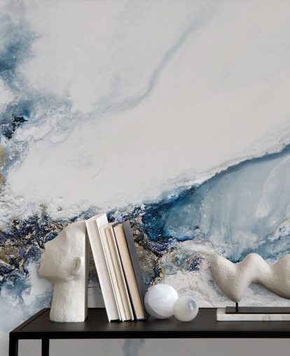 witte, blauwe en gouden abstracte muurschildering op maat genaamd Transcending van Petra Meikle de Vlas voor slaapkamers, keukens en badkamers