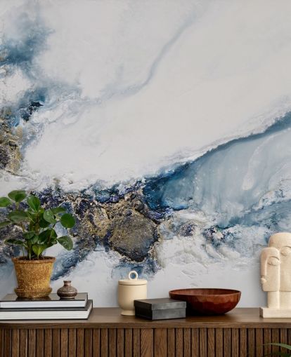 witte, blauwe en gouden abstracte muurschildering op maat genaamd Transcending van Petra Meikle de Vlas voor slaapkamers, keukens en badkamers