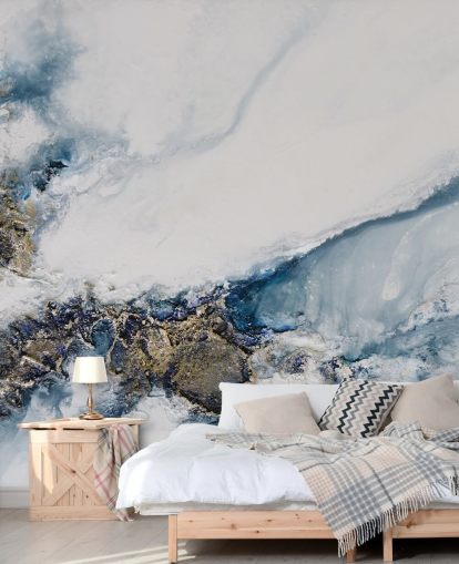 witte, blauwe en gouden abstracte muurschildering op maat genaamd Transcending van Petra Meikle de Vlas voor slaapkamers, keukens en badkamers