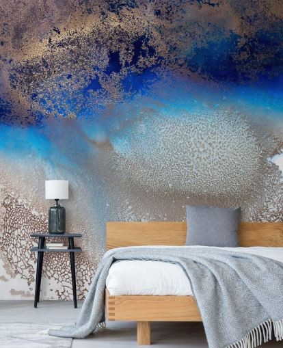 mural de pared personalizable azul y dorado llamado Turning Tides de Petra Meikle de Vlas para dormitorios y baños mural de pared personalizable azul y dorado llamado Turning Tides de Petra Meikle de Vlas para dormitorios y baños