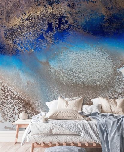 Personalisierbares blaues und goldenes Wandbild namens Turning Tides von Petra Meikle de Vlas für Schlafzimmer und Badezimmer