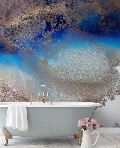 mural de pared personalizable azul y dorado llamado Turning Tides de Petra Meikle de Vlas para dormitorios y baños