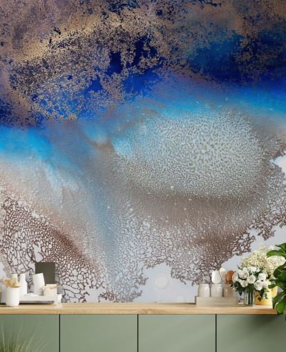 murale personalizzabile blu e oro chiamato Turning Tides di Petra Meikle de Vlas per camere da letto e bagni