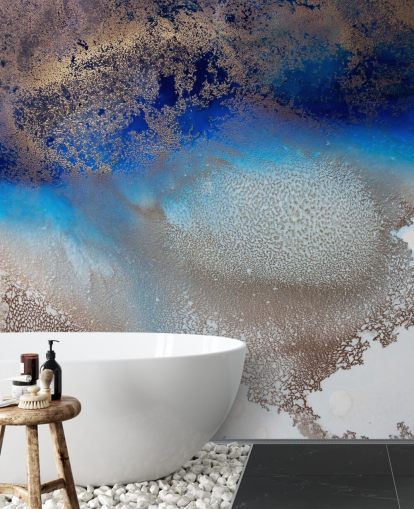 mural de parede personalizável em azul e dourado chamado Turning Tides de Petra Meikle de Vlas para quartos e banheiros mural de parede personalizável em azul e dourado chamado Turning Tides de Petra Meikle de Vlas para quartos e banheiros