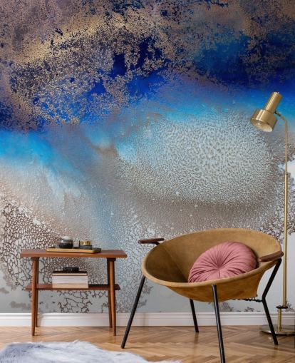 mural de pared personalizable azul y dorado llamado Turning Tides de Petra Meikle de Vlas para dormitorios y baños mural de pared personalizable azul y dorado llamado Turning Tides de Petra Meikle de Vlas para dormitorios y baños