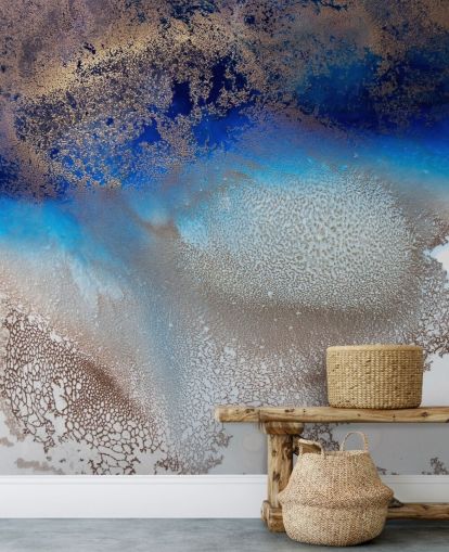 fresque murale personnalisable bleue et dorée appelée Turning Tides de Petra Meikle de Vlas pour les chambres et les salles de bain