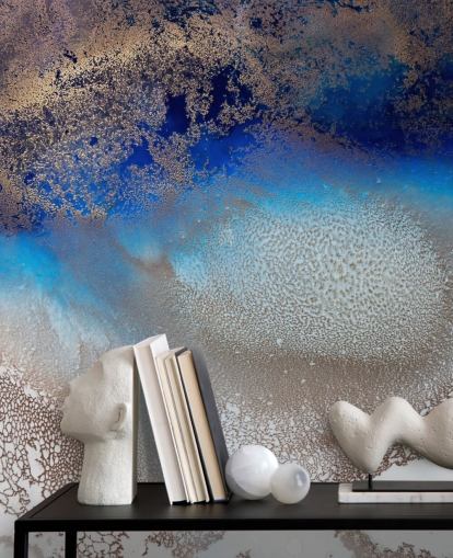 mural de pared personalizable azul y dorado llamado Turning Tides de Petra Meikle de Vlas para dormitorios y baños