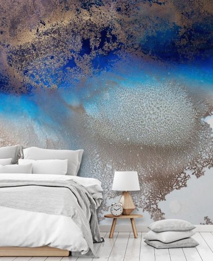 mural de pared personalizable azul y dorado llamado Turning Tides de Petra Meikle de Vlas para dormitorios y baños