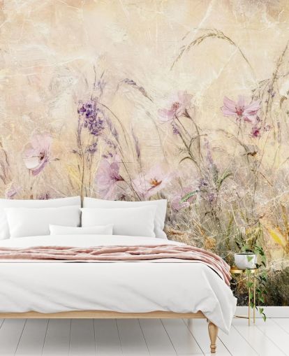 gele en paarse op maat gemaakte weidemuurschildering genaamd Distressed Floral Meadow II van Rafal Kulik