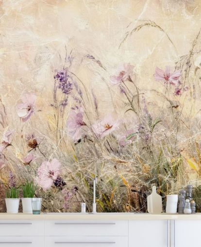 gele en paarse op maat gemaakte weidemuurschildering genaamd Distressed Floral Meadow II van Rafal Kulik