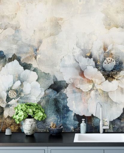 hvitt tilpasset blomstertapet veggmaleri kalt Distressed White Florals II av Rafal Kulik