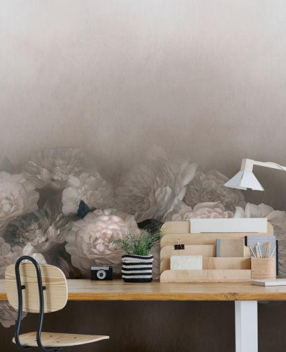 mural de pared floral marrón llamado Amoura II de Loris Drago para dormitorios y salas de estar