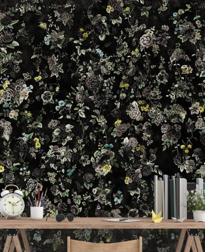 donkere op maat gemaakte vintage bloemenmuurschildering genaamd Aureline IV van Loris Drago voor slaapkamers en gangen