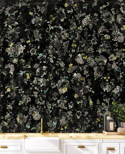 donkere op maat gemaakte vintage bloemenmuurschildering genaamd Aureline IV van Loris Drago voor slaapkamers en gangen