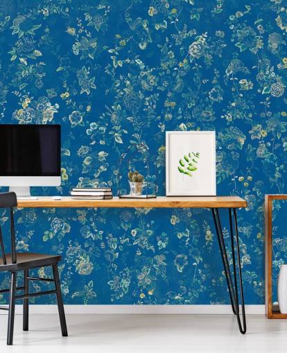 blauwe op maat gemaakte vintage bloemenmuurschildering genaamd Aureline V van Loris Drago voor slaapkamers