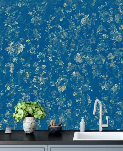 blaues individuelles Vintage-Blumenwandbild namens Aureline V von Loris Drago für Schlafzimmer