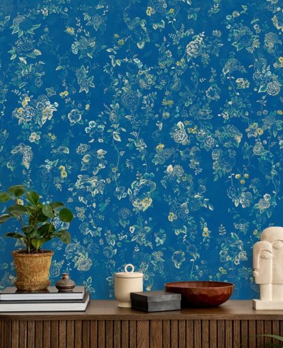 blaues individuelles Vintage-Blumenwandbild namens Aureline V von Loris Drago für Schlafzimmer