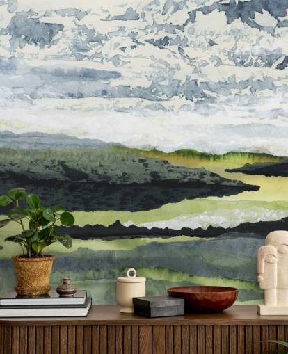 murale con paesaggio astratto verde, blu e bianco chiamato Winding River di Lara Eckerman