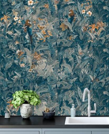 blauwe en grijze muurschildering met junglebladeren op maat genaamd Selvanea II van Loris Drago voor slaapkamers, eetkamers en woonkamers blauwe en grijze muurschildering met junglebladeren op maat genaamd Selvanea II van Loris Drago voor slaapkamers, eetkamers en woonkamers