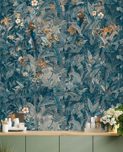 murale personalizzato con foglie di giungla blu e grigio chiamato Selvanea II di Loris Drago per camere da letto, sale da pranzo e salotti