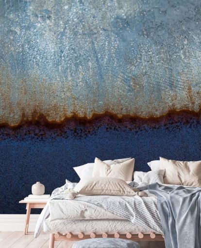 blauwe en bruine abstracte muurschildering genaamd Rusty Metal II van Tim Mossholder voor woonkamers en badkamers