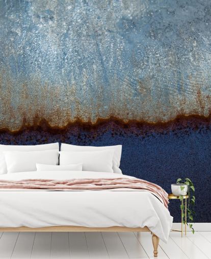 murale astratto blu e marrone chiamato Rusty Metal II di Tim Mossholder per salotti e bagni