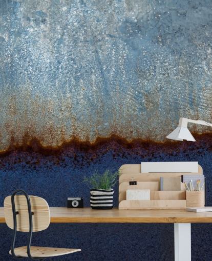 murale astratto blu e marrone chiamato Rusty Metal II di Tim Mossholder per salotti e bagni
