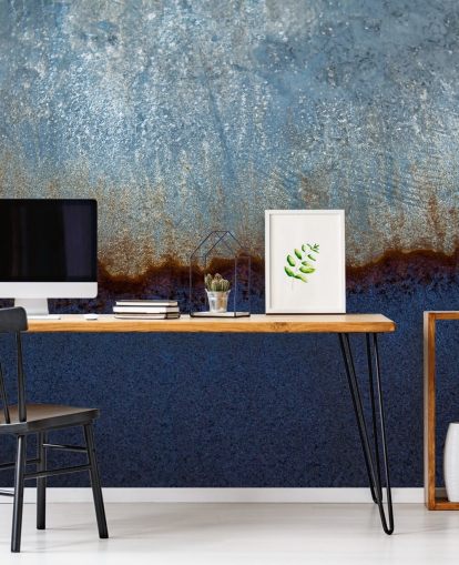 peinture murale abstraite bleue et marron appelée Rusty Metal II de Tim Mossholder pour les salons et les salles de bain