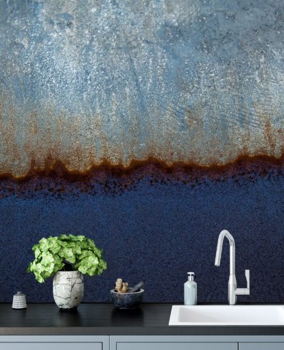murale astratto blu e marrone chiamato Rusty Metal II di Tim Mossholder per salotti e bagni